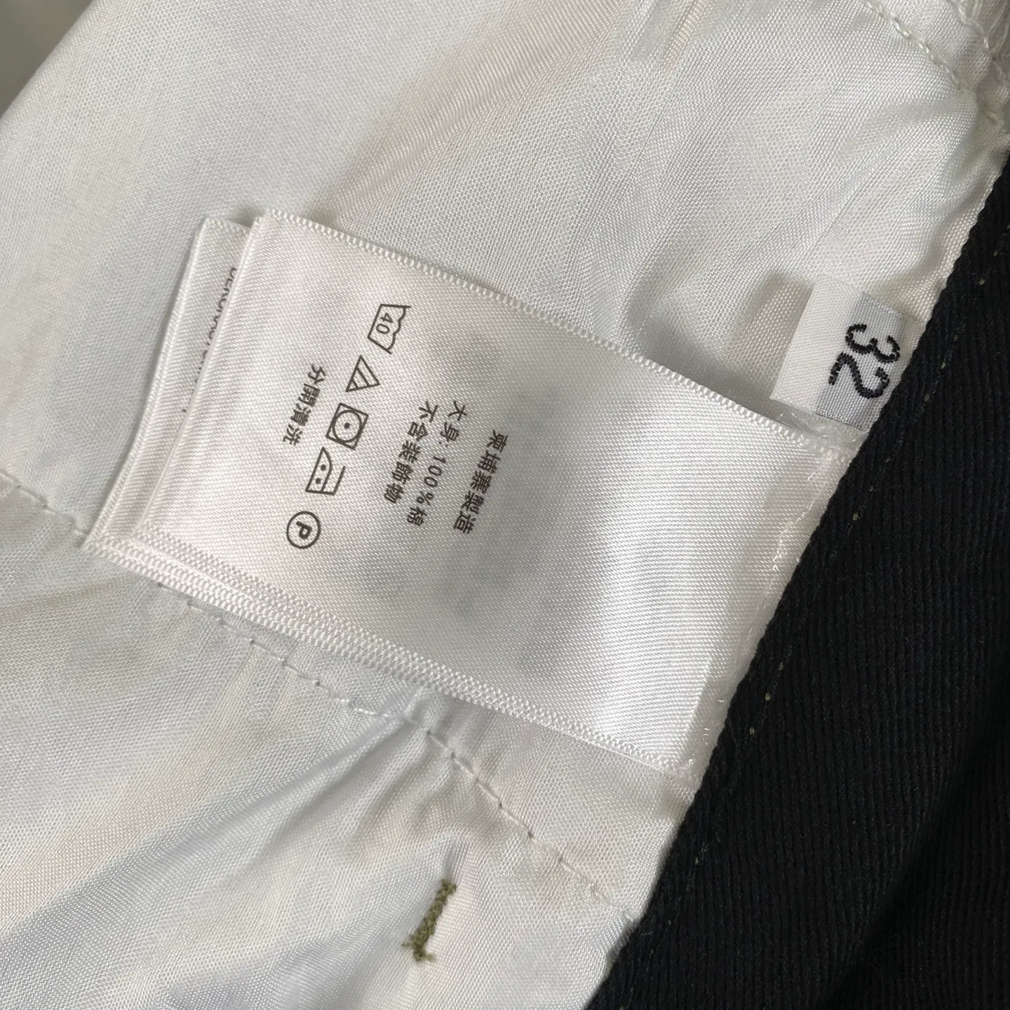 P280 CH Chromehearts camouflage work jeans, priced at 34W level, patchwork cross pattern embellishment, washed jeans! ! An absolutely high-end luxury product, a 1.9W-level god-level single product, a super popular product, made by top heavy industry, a magic weapon that cannot be missed! [About Zangyin] This is an extremely luxurious fashion brand that can also be called the aristocracy of the high street. It has always been an exclusive brand for some hipsters or rich second generations. Compared with ordinary high streets, it is more luxurious and noble. Compared with luxury brands, it is more fashionable and individual. It has always been a brand that I have a special liking for. [Top heavy industry fashion design] Consistently high-street luxury style. Speaking of this style, the Zangyin family and GU family are definitely the leading representative brands. Especially the Zangyin family has really achieved a state-of-the-art effect in creating high-street style. The unique washed material is used to create this style. The color system is already quite eye-catching. After it is decorated with patchwork cross flowers, it cleverly highlights the charm of the brand. Secondly, this style uses classic The high-waist cutting design highlights the long legs and fashionable temperament of the upper body. The brand is highly recognizable and the slim fit configuration is more suitable for daily wear. It is a product that interprets personality, fashion, and specifications at a glance. This single product is enough to make any fan excited. It can be a white T-shirt for a youthful college style, or a tight suspender for a royal style. It has strong matching ability and can be easily controlled by men.  [Materials and craftsmanship] Needless to say, this point goes without saying. As an excellent craftsman brand, Zangyin’s requirements for details and craftsmanship are really perfect. The washed color of this model has gone through so many processes, not to mention the embellishment of denim appliques. It is also purely hand-made and sewn. Just like what they believe in, only hand-made things have soul and have the meaning of wear. A top-notch heavy-duty fashionable denim item, I look forward to your perfect interpretation! !  Color: Camouflage Size: 28-36